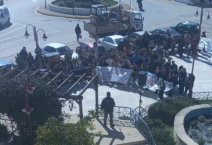 Διαμαρτυρία μαθητών και φοιτητών για το δυστύχημα στα Τέμπη κάτω από το Δημαρχείο Ψαχνών (φωτό)