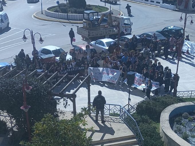 Διαμαρτυρία μαθητών και φοιτητών για το δυστύχημα στα Τέμπη κάτω από το Δημαρχείο Ψαχνών (φωτό) IMG 5a5abcc6bdf3e2477d38a4aa51eb94dd V edit 16688663379744
