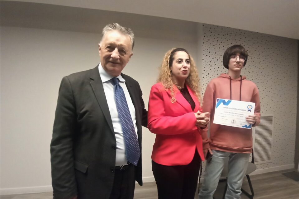 Ο μαθητής της  Α Λυκείου Ψαχνών Ανέστης Χρήστος βραβεύτηκε σε Πανελλήνιο Διαγωνισμό της Ε.Ε Φ.