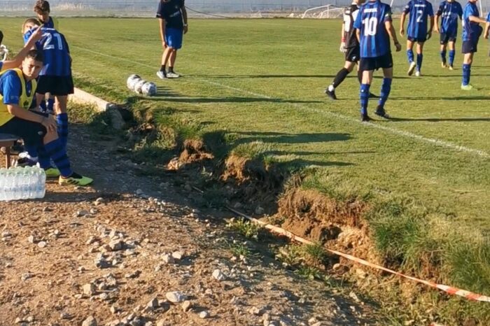 Σε επικίνδυνο και ακατάλληλο αγωνιστικό χώρο ο ημιτελικός της Κ14 στο Στάδιο Ψαχνών. Παρ' ολίγον να τραυματιστεί μικρός ποδοσφαιριστής