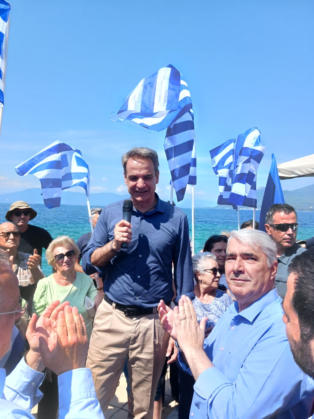 Θερμή υποδοχή του Κυριάκου Μητσοτάκη με ελληνικές σημαίες  στην Βόρεια Εύβοια viber image 2023 06 09 11 44 53 104