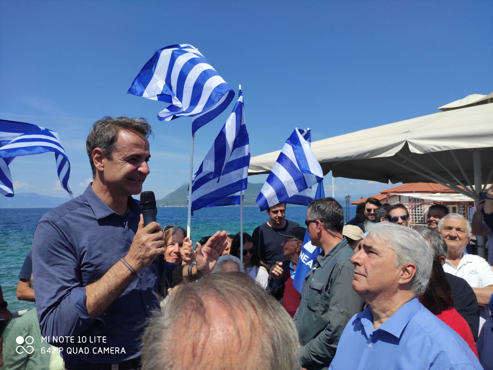 Θερμή υποδοχή του Κυριάκου Μητσοτάκη με ελληνικές σημαίες  στην Βόρεια Εύβοια viber image 2023 06 09 12 18 23 817
