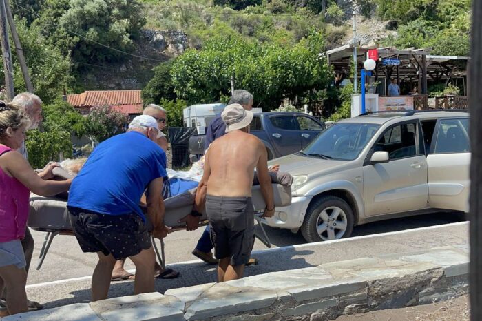 Λιμνιώνας:Ψαθάς σε ρόλο τραυματιοφορέα μεταφέρει ασθενή από τον Λιμνιώνα  στο κέντρο υγείας Ψαχνών με το τζιπ του Δήμου γιατί δεν υπήρχε ασθενοφόρο (video)