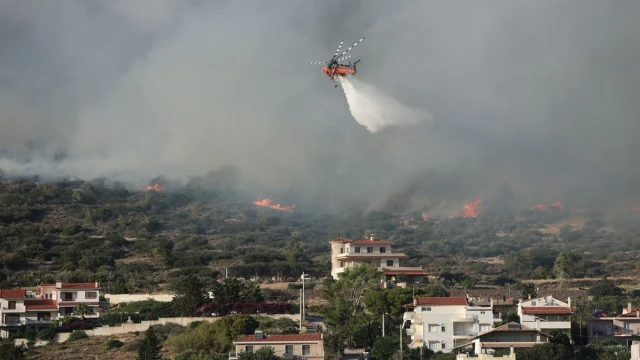 Φωτιά στα Δερβενοχώρια: Παραμένει μεγάλο το μέτωπο, κινείται προς Οινόη και Μαγούλα - Μήνυμα από το 112 για τους καπνούς