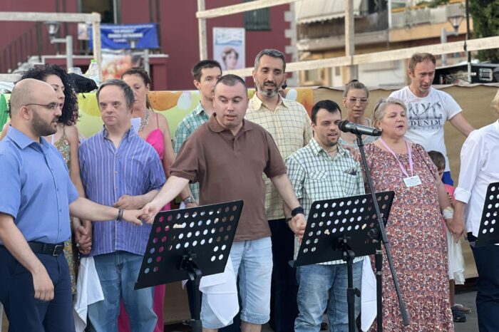 Μαγευτική η παράσταση της εθελοντικής ομάδας  ΑΜΕΑ στην πλατεία Ψαχνών (video)