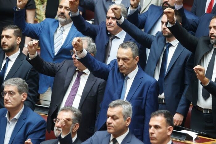 Οι Σπαρτιάτες στη Βουλή -Στα έδρανα πίσω από τον ΣΥΡΙΖΑ οι 12 βουλευτές [εικόνες]