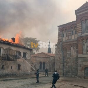Φωτιά στη Βοιωτία: Καίγεται η ιστορική μονή του Οσίου Λουκά