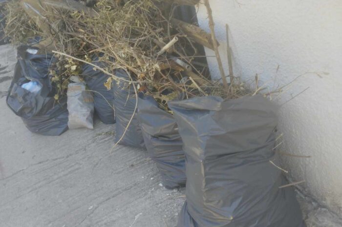 Πολιτικά: Σακούλες με κλαδιά και χορτάρια λίγα μέτρα από την πλατεία για δύο εβδομάδες