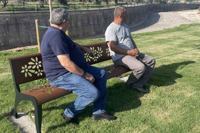 Τοποθετήθηκαν παγκάκια στον Παραποτάμιο