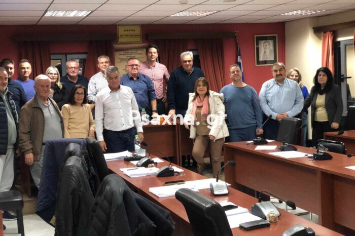 Η αναμνηστική φωτογραφία της τελευταίας συνεδρίασης του Δημοτικού συμβουλίου του  2023