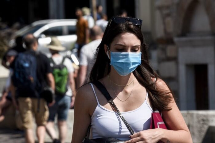 Επιτροπή Εμπειρογνωμόνων: «Θερίζουν» κορωνοϊός και ιώσεις - Σύσταση για χρήση μάσκας σε κλειστούς χώρους, νοσοκομεία και ΜΜΜ