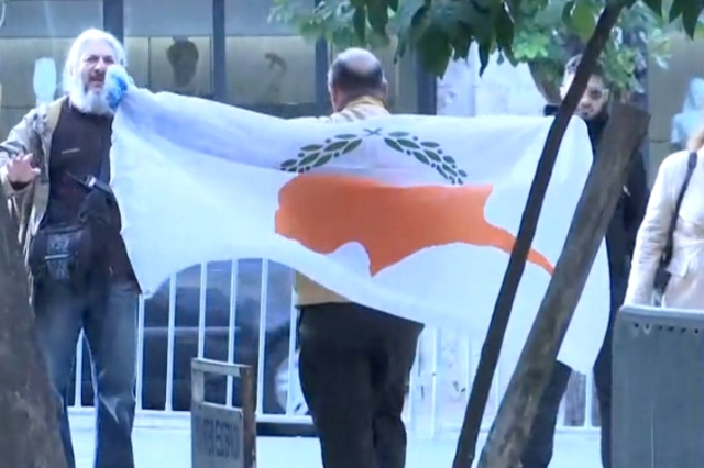 Επίσκεψη Ερντογάν: Επεισόδιο με άνδρα που εμφανίστηκε με τη σημαία της Κύπρου στο ΥΠΕΞ shmaia  2