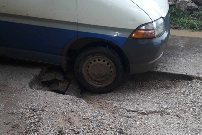 Διαλύονται οι δρόμοι στην Καστέλλα-Τραγικές οι εικόνες και επικίνδυνη η κατάσταση