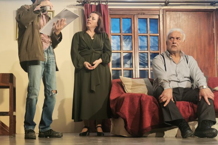 Mε επιτυχία η πρεμιέρα της θεατρικής παράστασης «Σαν τον ποντικό στη φάκα» στην Δροσιά