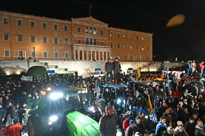 Τα τρακτέρ κατέκλυσαν το κέντρο της Αθήνας στο μεγάλο συλλαλητήριο στο Σύνταγμα