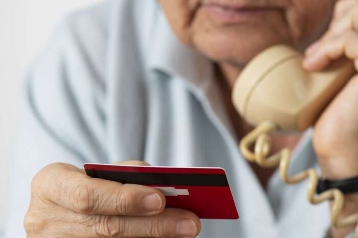 Προσοχή: Απατεώνες καλούν ηλικιωμένους στον Δήμο Διρφύων Μεσσαπίων και ζητούν e-banking για το market pass