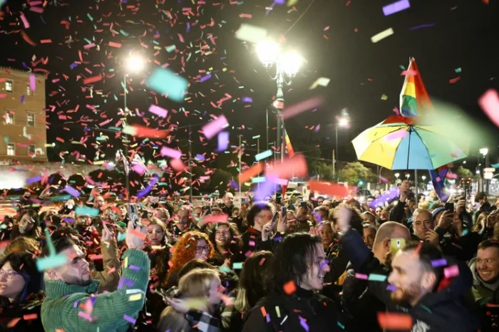 Ξέσπασαν σε πανηγυρισμούς οι ΛΟΑΤΚΙ μέσα και έξω από τη Βουλή -Δάκρυα χαράς και συγκίνηση (εικόνες)