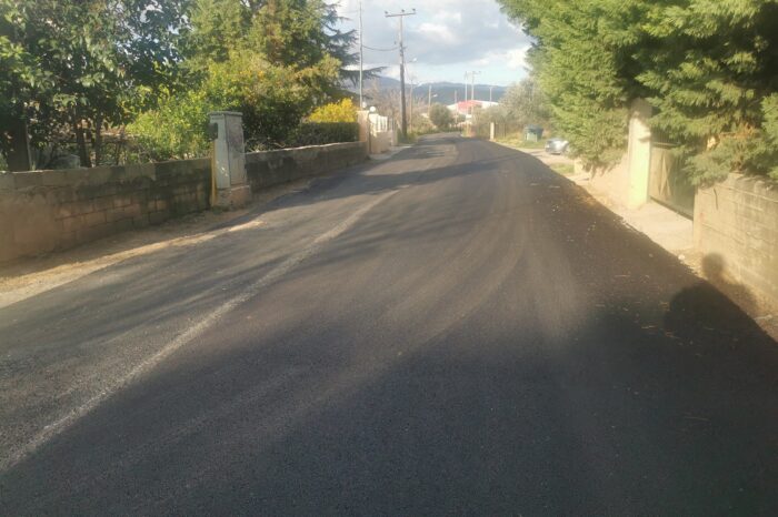 Καστέλλα: Σπίτια κινδυνεύουν να πλημμυρίσουν στην επόμενη βροχή από την πίσσα που έπεσε για ασφαλτόστρωση επάνω από την παλιά