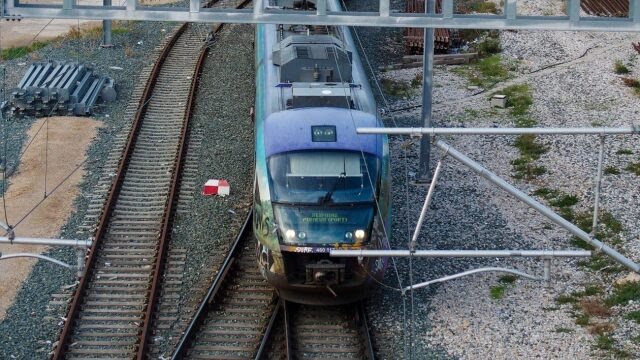 Τρένο που εκτελούσε δρομολόγιο από Χαλκίδα προς Αθήνα προσέκρουσε σε πεσμένο δέντρο