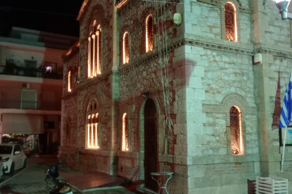 Ψαχνά:Φωταγωγήθηκε ο Ιερός Ναός της Μεταμορφώσεως στην κεντρική πλατεία
