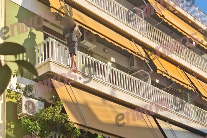 Συναγερμός στον Κορυδαλλό: Άνδρας απειλεί να πέσει στο κενό από τον 2ο όροφο