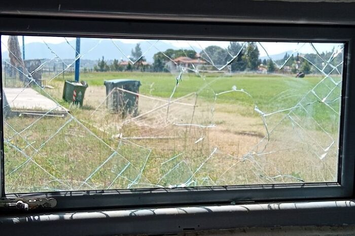 Πλιάτσικο στο γήπεδο Τριάδας: Έσπασαν τα τζάμια από τα αποδυτήρια και έκλεψαν βενζίνη και λίπασμα
