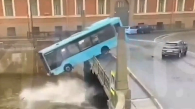Αγία Πετρούπολη - Λεωφορείο με 20 επιβάτες «βούτηξε» σε ποτάμι, τουλάχιστον 4 νεκροί (video)