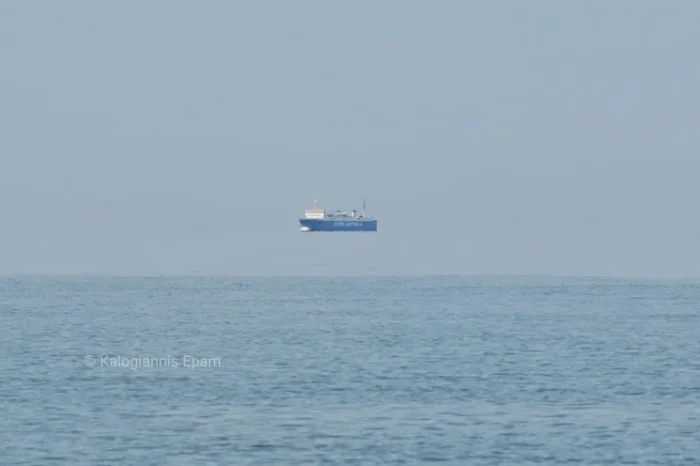 Σκύρος: Πλοίο «αιωρούνταν» στη θάλασσα λόγω του φαινομένου Fata Morgana