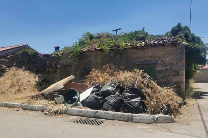 Παραμένουν για εβδομάδες ολόκληρες  αμάζευτα  τα σκουπίδια στα Ψαχνά