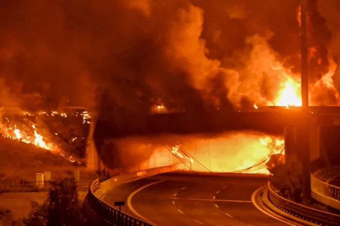 Μεγάλη ζημιά σε αερογέφυρα μετά από  φωτιά που προκάλεσε η ανατροπή βυτιοφόρου στην Αθηνών-Κορίνθου