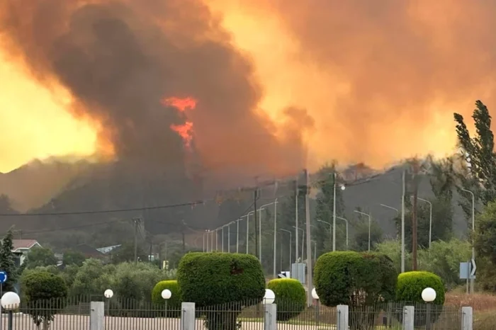 Σε πύρινο κλοιό η χώρα: Μεγάλες φωτιές σε Αχαΐα, Αργολίδα και Ηλεία – Μπαράζ μηνυμάτων από το 112