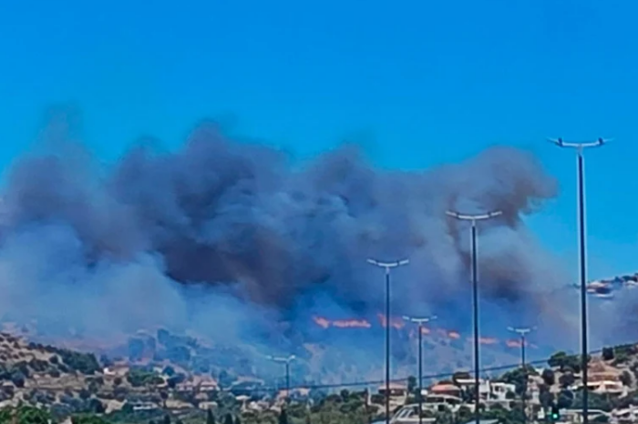 Μεγάλη φωτιά στην Κερατέα - Κοντά σε σπίτια οι φλόγες, εκκενώθηκαν 4 οικισμοί