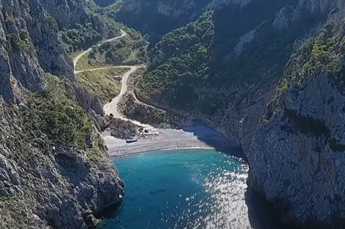 «Βύθουρη»: Μια από τις ομορφότερες παραλίες του Δήμου Διρφύων Μεσσαπίων   (video)