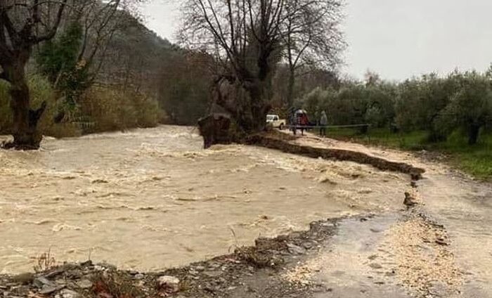 Προβλήματα σε Πούρνο Μίστρο και Θεολόγο από τα καιρικά φαινόμενα - Προσοχή στους οδηγούς που κινούνται από πτηνοτροφείο Αγγελάκη προς Πούρνο