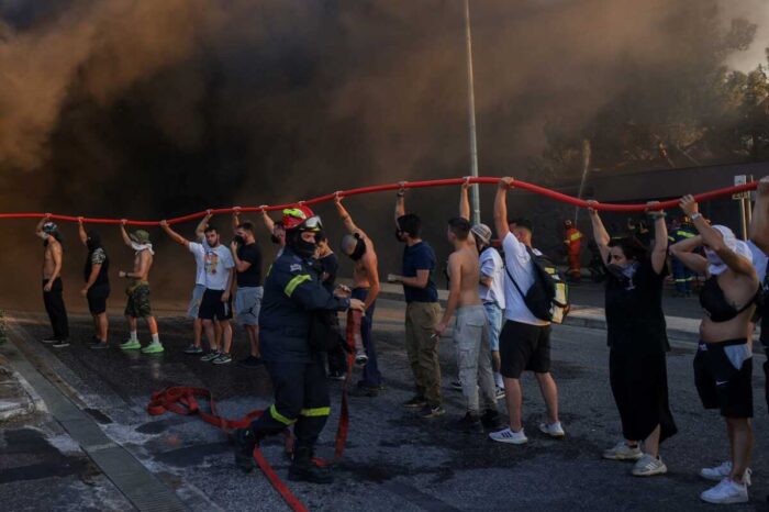 Φωτιά στην Αττική: Μάχη με τις αναζωπυρώσεις, καίγονται σπίτια σε Πεντέλη, Βριλήσσια, Χαλάνδρι και Γέρακα