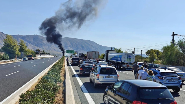 Φωτιά στην Αθηνών-Κορίνθου μετά από ανατροπή βυτιοφόρου - Κλειστή η Εθνική Οδός στο ύψος της Κινέτας και στα δύο ρεύματα