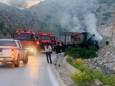 Λάρισα: Νταλίκα εξετράπη κι έπεσε σε βράχο, νεκρός ο οδηγός