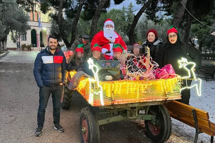 Τριάδα: Ο Άγιος Βασίλης μοίρασε δώρα στα μικρά παιδιά του χωριού