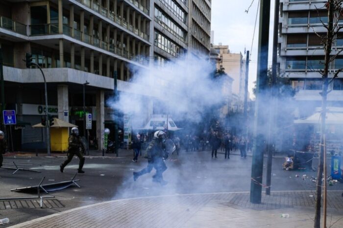 Επεισόδια με μολότοφ και δακρυγόνα στο Σύνταγμα μετά τη συγκέντρωση διαμαρτυρίας για τα Τέμπη: Μία σύλληψη (video)