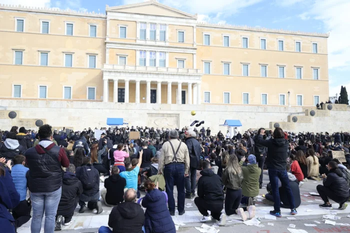 Γονατιστοί διαδηλωτές στο Σύνταγμα φωνάζουν «Παραιτήσου»