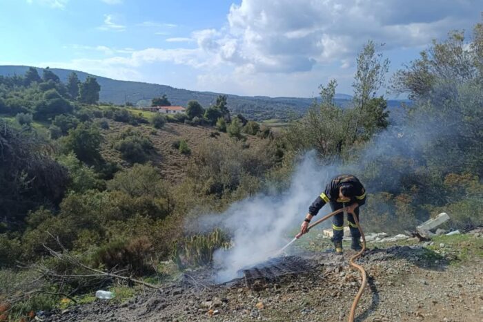 Φωτιά σε παρατημένα στρώματα στο Θεολόγο