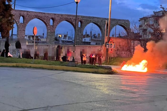 Χαλκίδα:Έβαλαν φωτιά σε κάδους για να διαμαρτυρηθούν