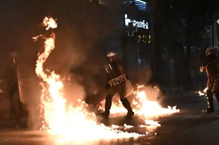 Σοβαρά επεισόδια στο Σύνταγμα μετά τη συγκέντρωση για τα Τέμπη: Πέταξαν μολότοφ και πέτρες, η ΕΛΑΣ απάντησε με χημικά