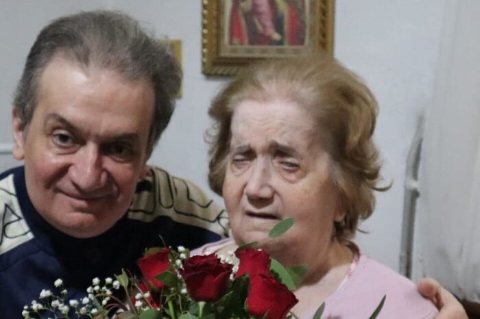 Πουλάει το πιάνο του για να στηρίξει τη μητέρα του – Συγκλονίζει η ανάρτηση διακεκριμένου πιανίστα