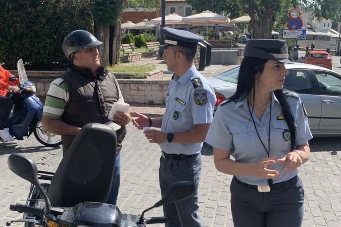 Η  τροχαία Ναυπάκτου μοίρασε κράνη αντί για κλήσεις (video)