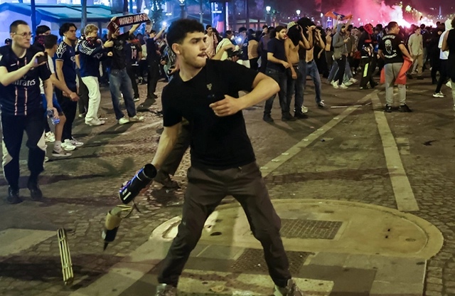Νύχτα τρόμου στη Γαλλία μετά τον θρίαμβο της Παρί: Δύο νεκροί, 200 τραυματίες, πάνω από 550 συλλήψεις, επεισόδια και χάος στους δρόμους