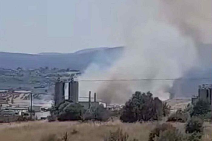 Φωτιά σε χαμηλή βλάστηση στα Οινόφυτα - Επιχειρούν 36 πυροσβέστες με 11 οχήματα και 5 εναέρια