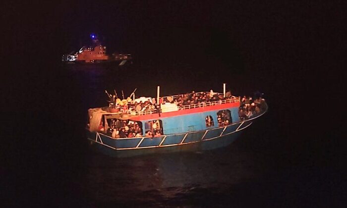 Μεγάλη καραβιά με 520 παράτυπους μετανάστες τη νύχτα στα Χανιά – Πολύωρη επιχείρηση