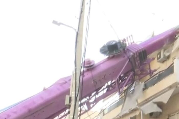 Περιστέρι: Γερανοφόρο όχημα έπεσε σε πολυκατοικία