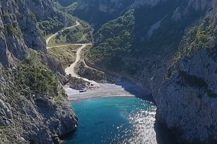 «Βύθουρη»: Μια από τις ομορφότερες παραλίες του Δήμου Διρφύων Μεσσαπίων   (video)